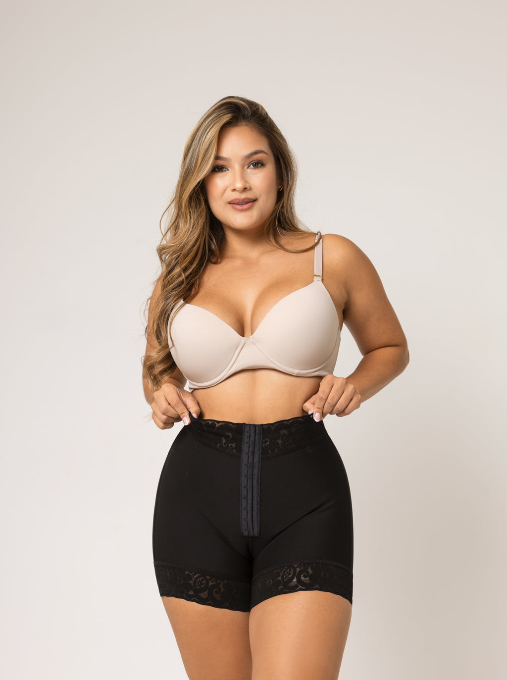 Short media pierna de alta compresion con abrochadura frontal y realce de glúteos