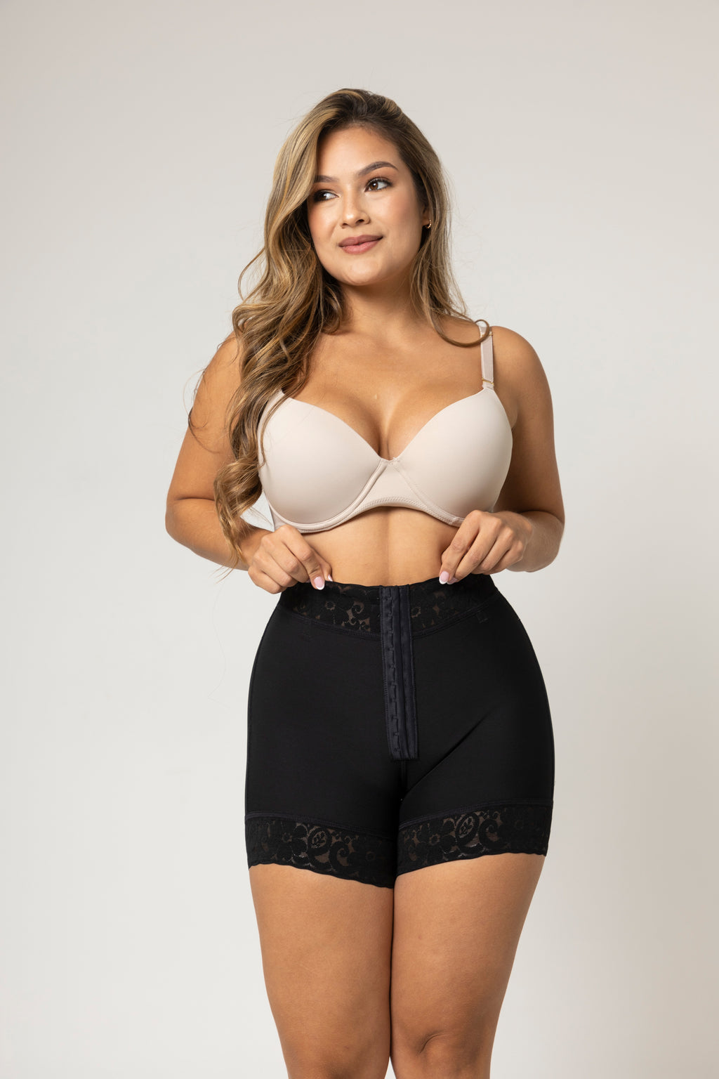 Short media pierna de alta compresion con abrochadura frontal y realce de glúteos