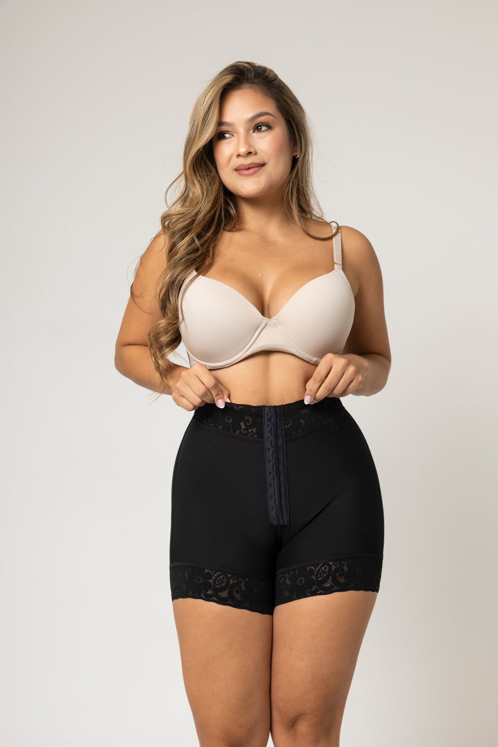 Short media pierna de alta compresion con abrochadura frontal y realce de glúteos