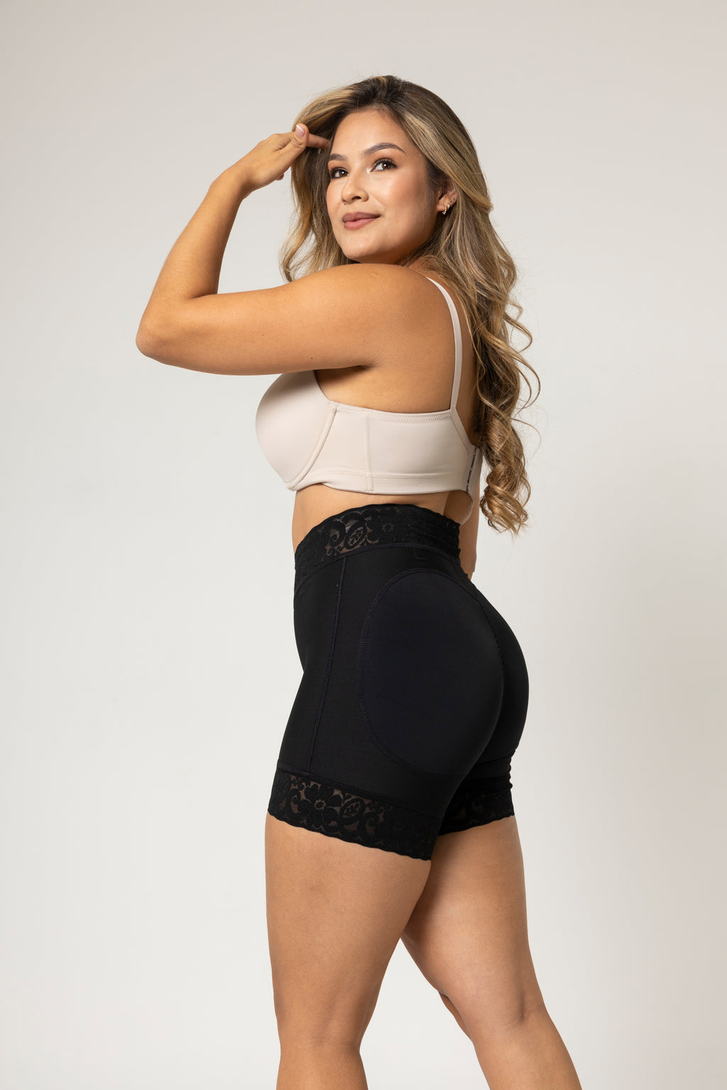 Short media pierna de alta compresion con abrochadura frontal y realce de glúteos