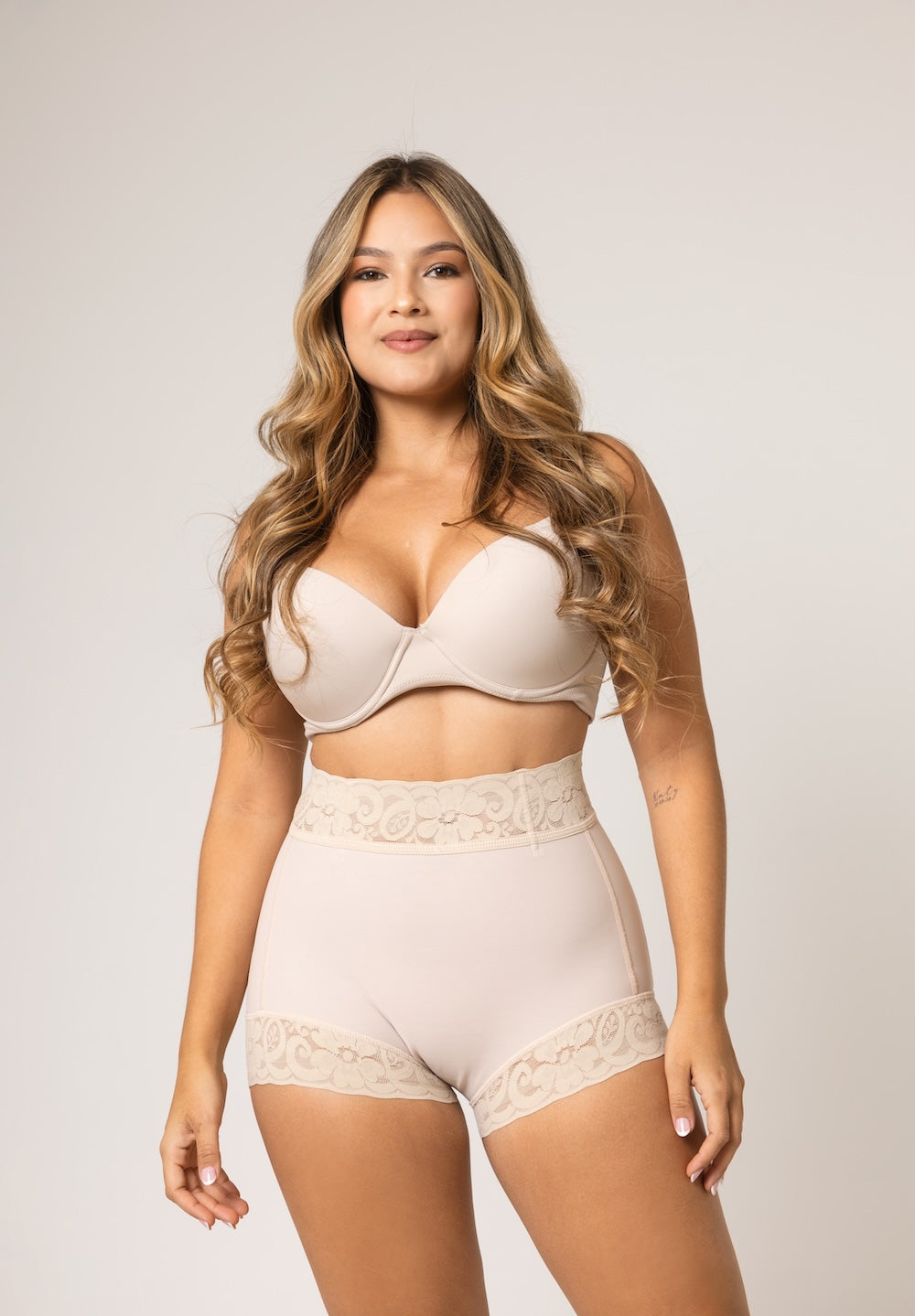 Short tipo panty de alta compresión control de abdomen y realce de glúteos