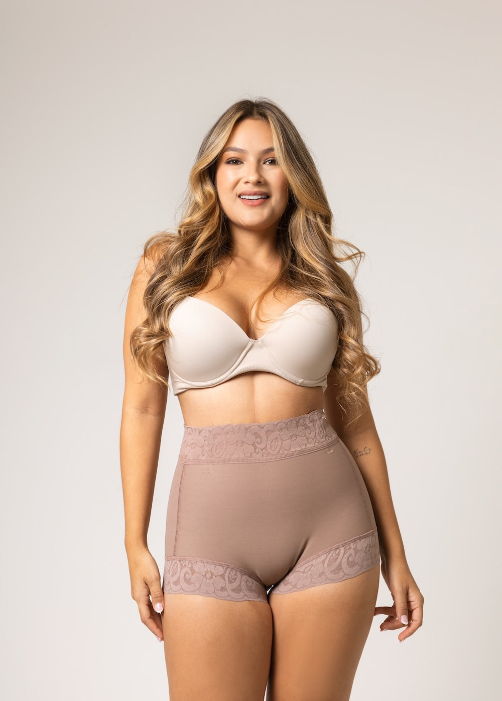 Short tipo panty de alta compresión control de abdomen y realce de glúteos